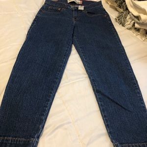 Levi’s Women’s classic slim capris size 4